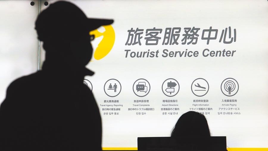 中央流行疫情指揮中心2日公開案269及其機場主任與案277在機場的足跡,顯示全程接觸1小時39分,可說是全程陪同。圖為一名旅客走過桃機旅客服務中心櫃台前。(范揚光攝)