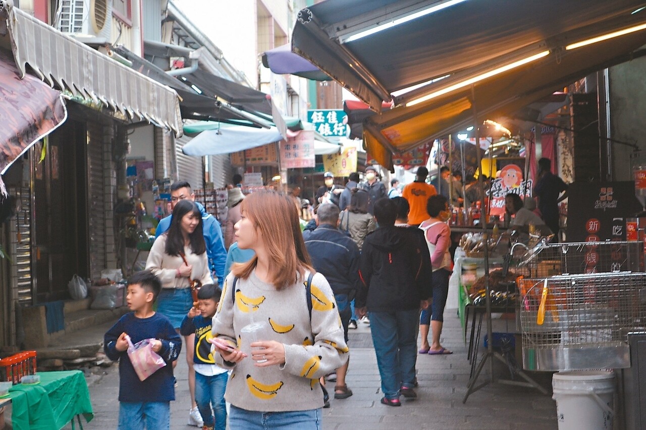 昨天是清明連假第一天，安平老街商家表示，生意不如以往。 記者鄭惠仁／攝影