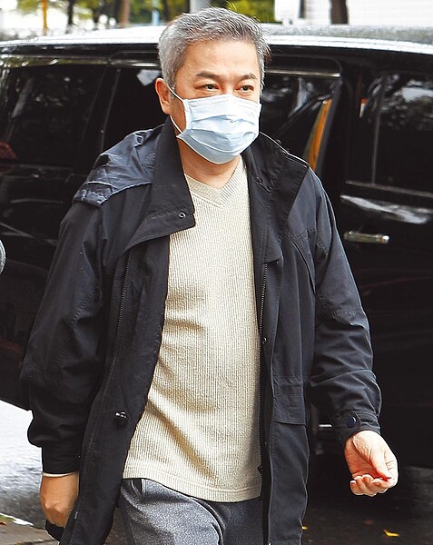 遠航董事長張綱維涉嫌掏空遠航22億元資產,台北地方法院日前審理後改以800萬元交保,北檢不服抗告,獲高等法院發回重裁,北院2日再開庭,張綱維提前到達,表示「錢是自己的,沒有犯罪」。(張鎧乙攝)