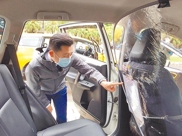 加裝隔板的新竹市防疫計程車隊2日正式成立,專門接送居家檢疫或隔離者。(陳育賢攝)