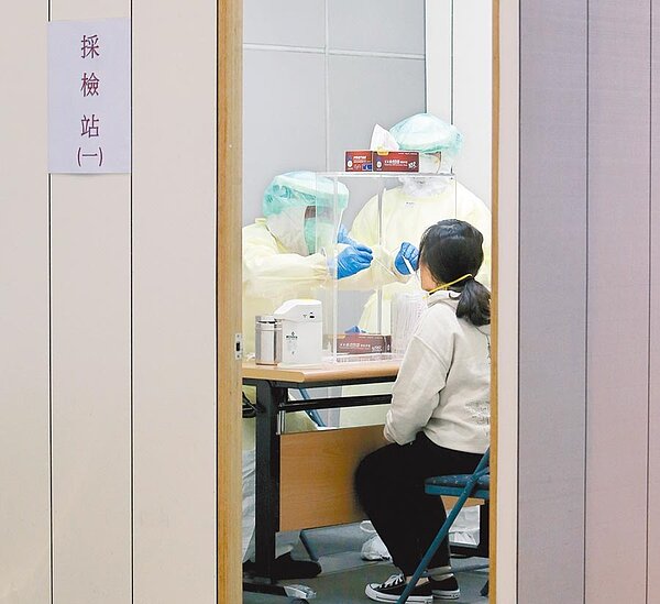 國衛院與國防醫學院團隊近期合作研發快篩試劑，初步發現可在10到15分鐘內測出病毒。（陳麒全攝）