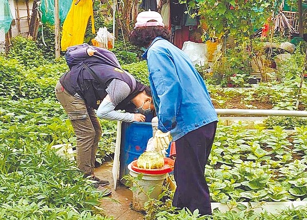 高雄市政府防疫團隊進行鳳山區登革熱聯合大掃蕩。圖／高市衛生局提供