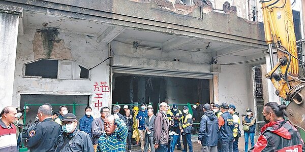 建於1936年的天外天劇場,2日所有權人請包商、工人以大型怪手準備拆除時與文史團體險起衝突,文化部臨時宣布列為暫定古蹟。 圖/台中市文資處提供