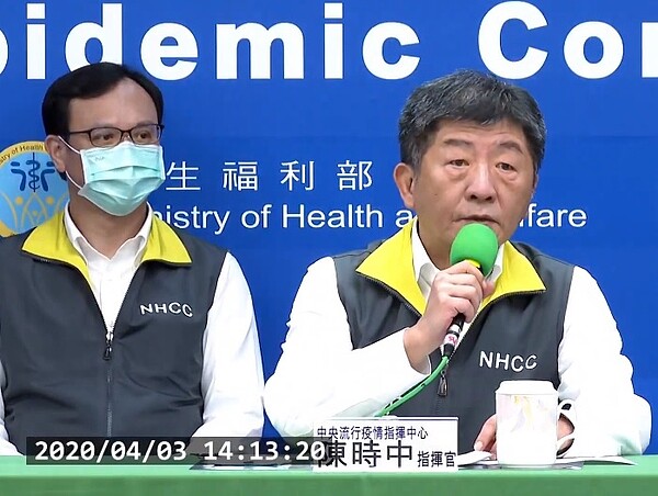 疫情指揮中心指揮官陳時中說明,3日新增本土個案中一名40多歲女性曾與確診女保全無罩交談20分鐘。圖/截自疾管署YouTube