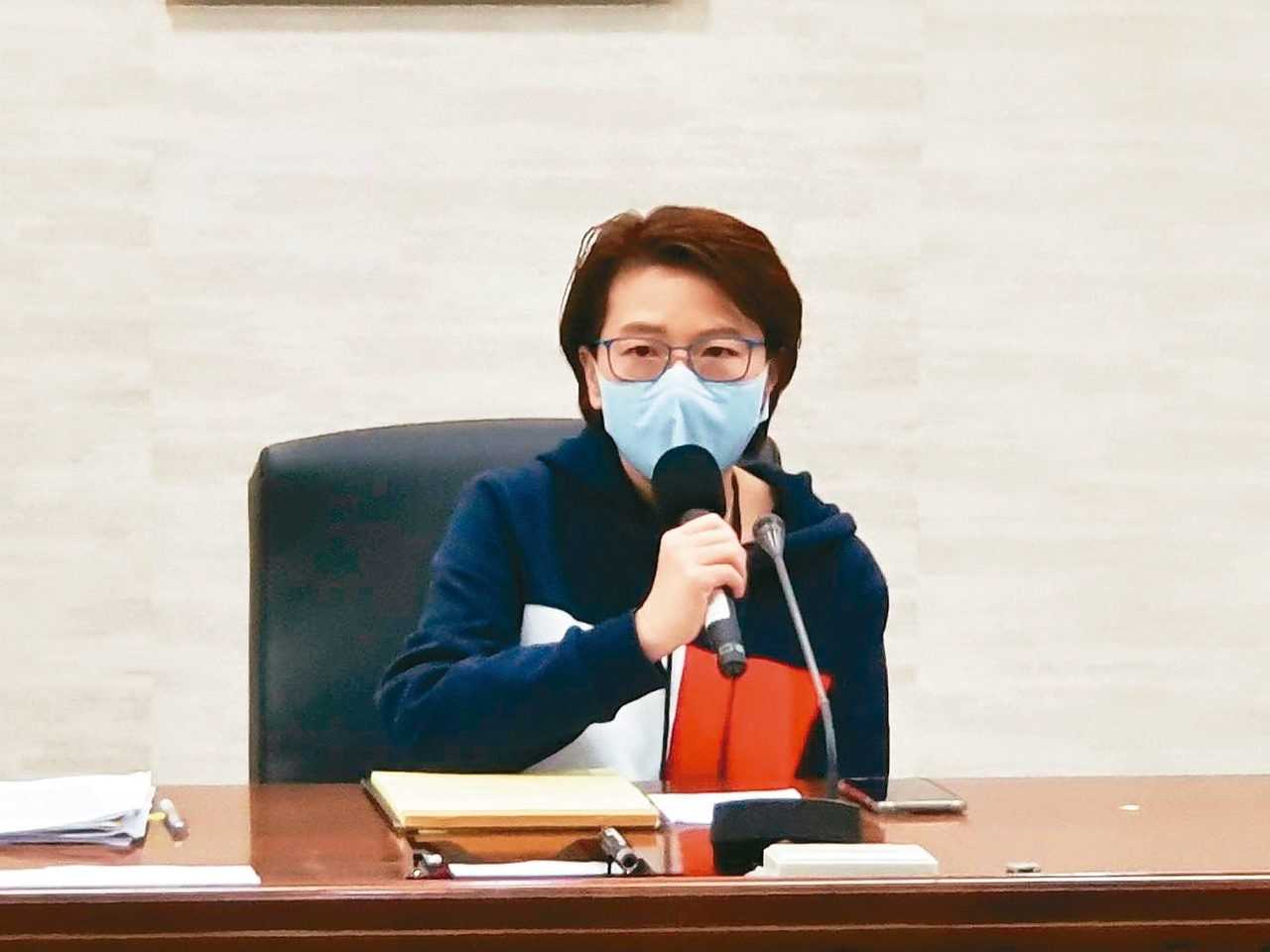 台北市副市長黃珊珊指出，4月9日後14天9片口罩上路後，若中央能授權，將會強制要求民眾搭乘捷運、公車時配戴口罩。
