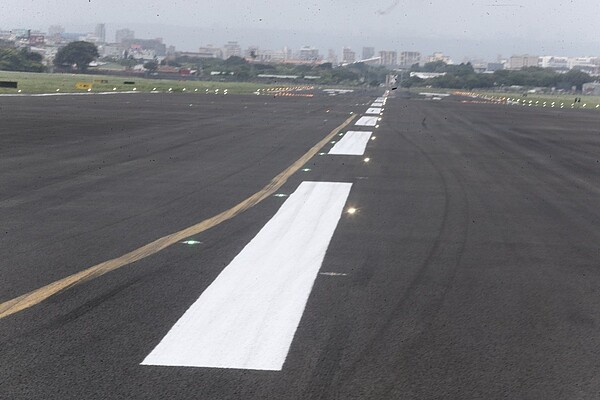 交通部長林佳龍視察台北航空站（松山機場）跑道整建工程。 記者曾吉松／攝影