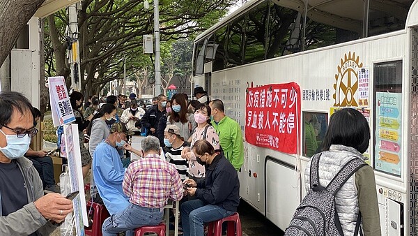 國際扶輪3502地區3日起一連2天在桃園展演中心旁的捐血亭辦理捐血活動,只要完成捐血就送10個口罩、1瓶乾洗手液與1盒友善酵素蛋。圖/國際扶輪3502地區提供