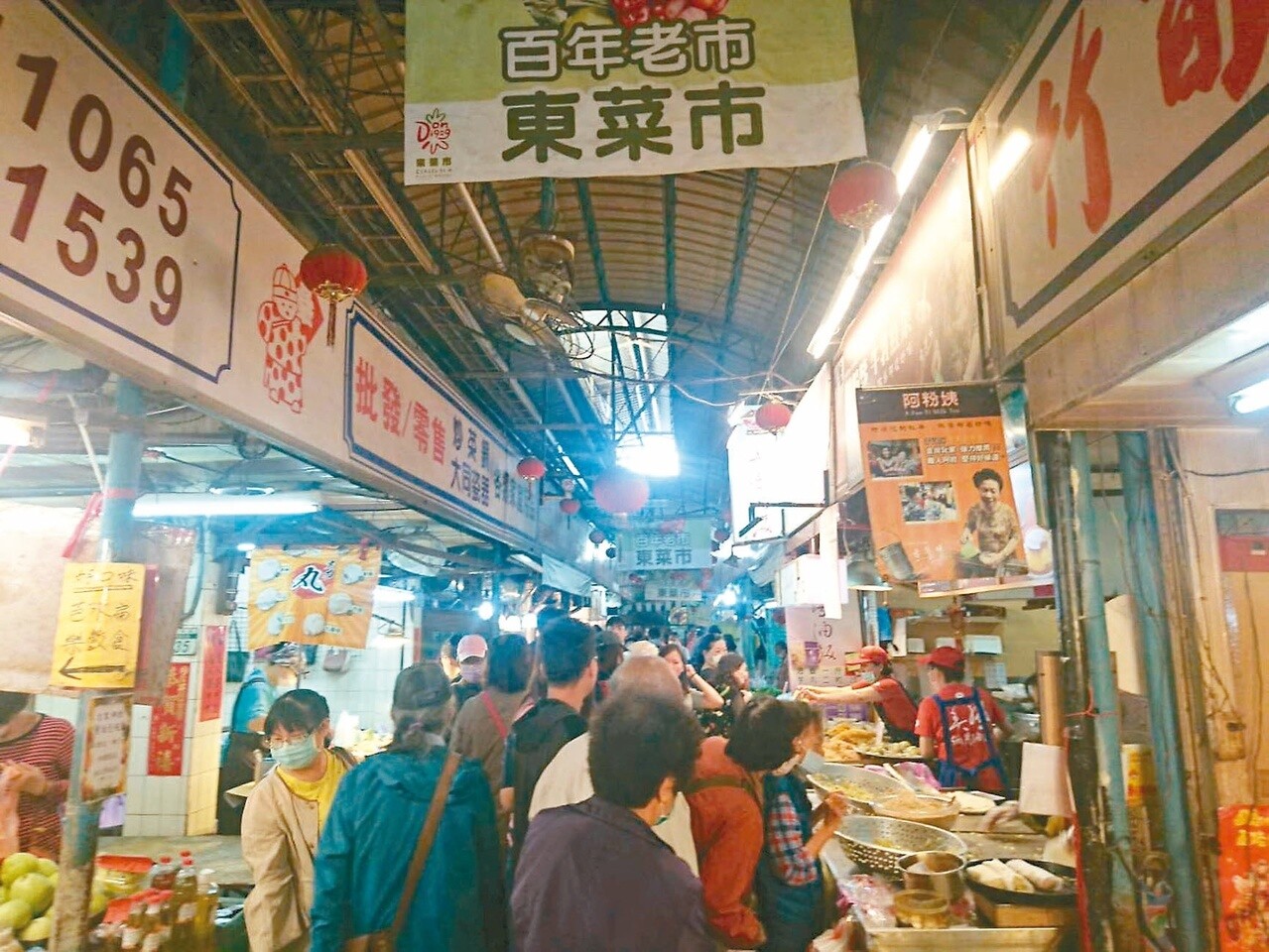 台南東菜市昨天出現購買人潮,春捲店前大排長龍。記者鄭惠仁/攝影