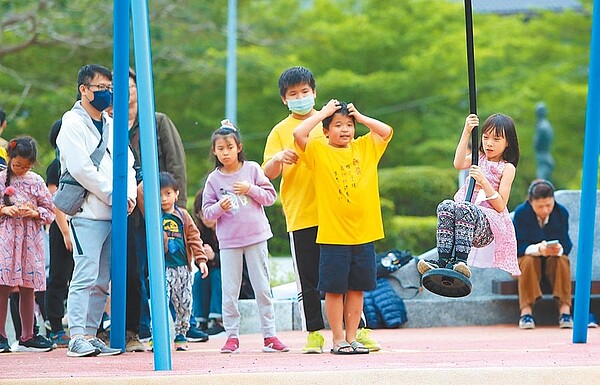 全台小富翁變多了，兒童帳戶成長速度驚人。（鄭任南攝）