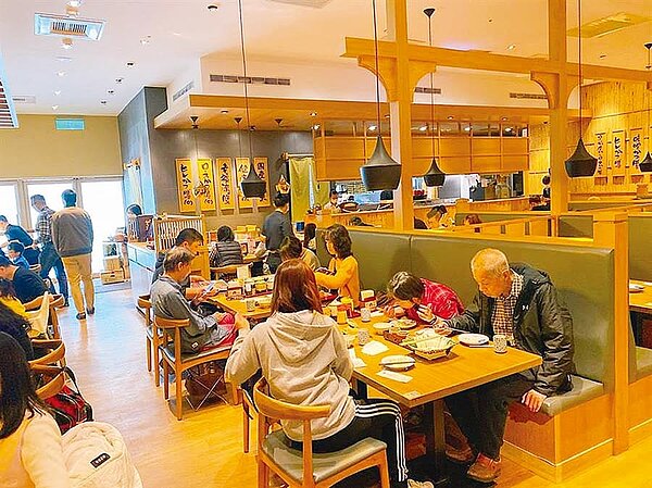 圖為民眾上餐廳消費。圖／中時報資料照
