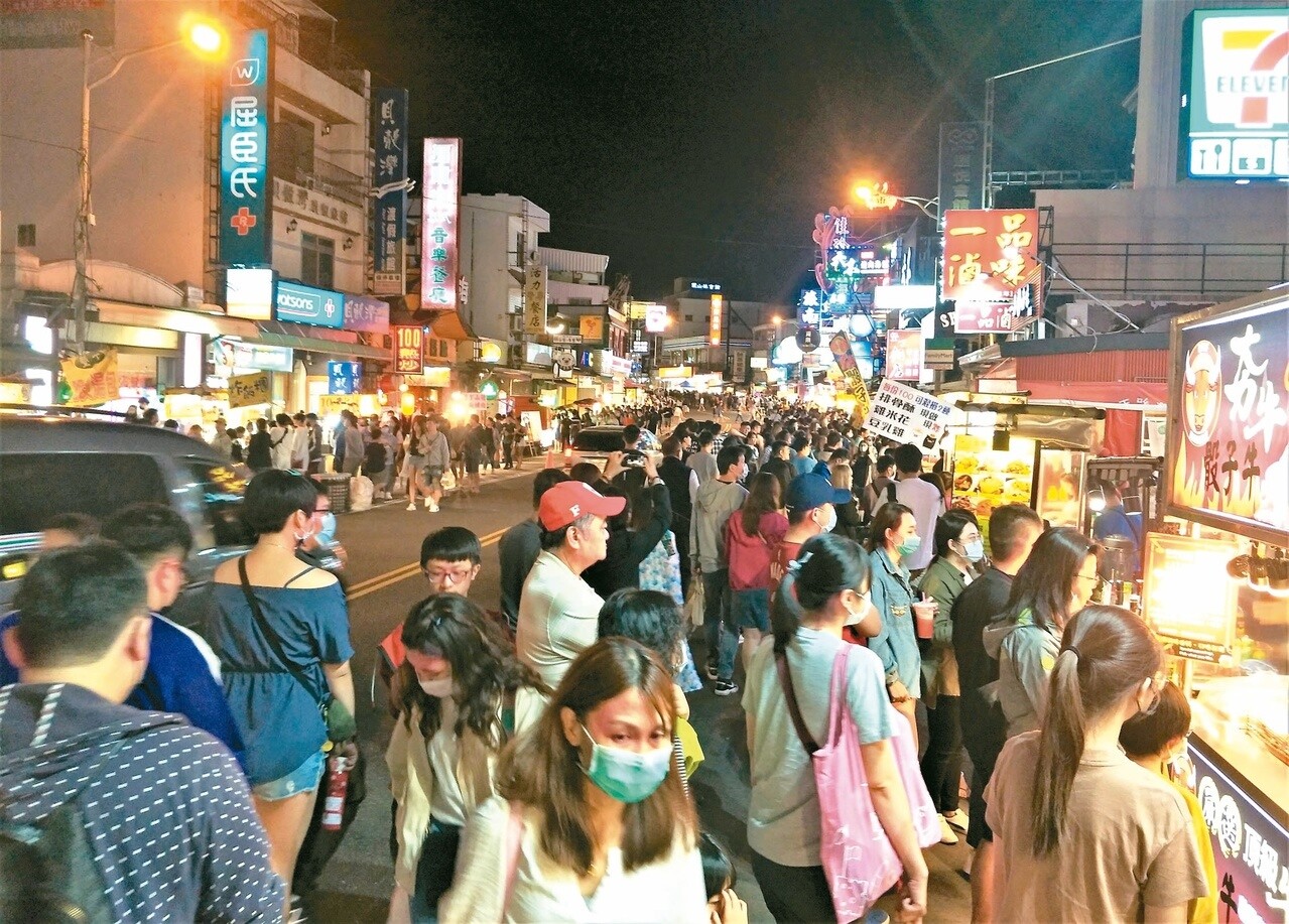 墾丁大街夜市清明連假重現人潮，逛街和購物遊客摩肩擦踵。記者潘欣中／攝影