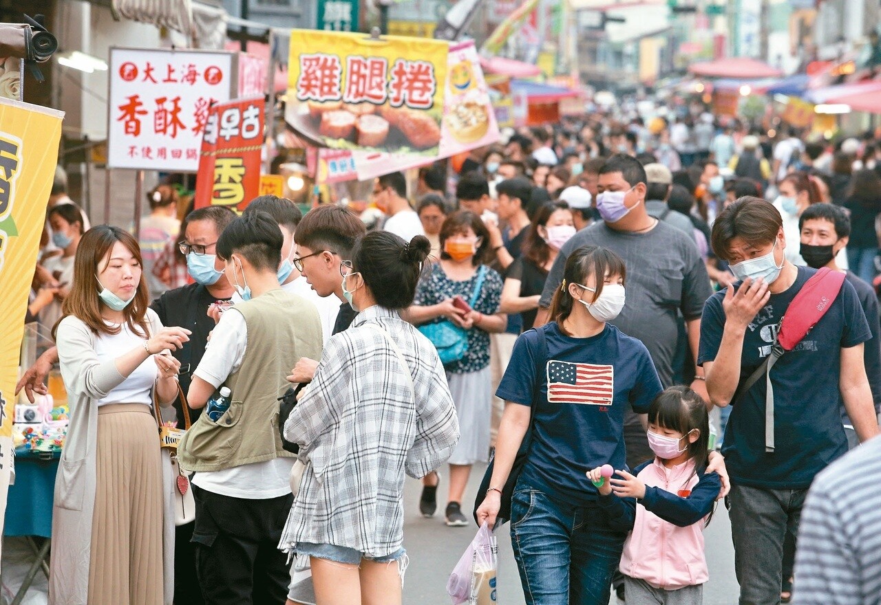 圖為旗山老街清明連假人潮，中央建議保持的室外社交距離很難辦到。記者劉學聖／攝影 