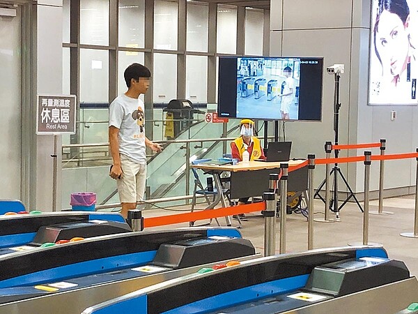 高雄火車站3日1位民眾因為沒戴口罩進站,遭工作人員阻擋,直到戴上口罩才順利進站。(洪浩軒攝)