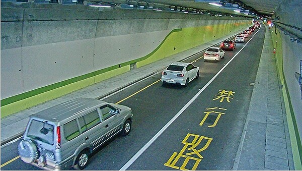 清明連假第一天,蘇花改從2日零時起就持續湧入車潮。圖/四區工程處交控中心提供