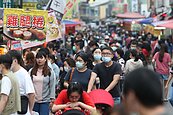 旗山老街人潮爆多　無法保持「社交距離」