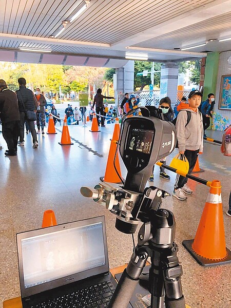 教育部補助千人以上學校添購熱顯像儀,北市高中129所學校受惠。圖/截自台北市士東國小臉書