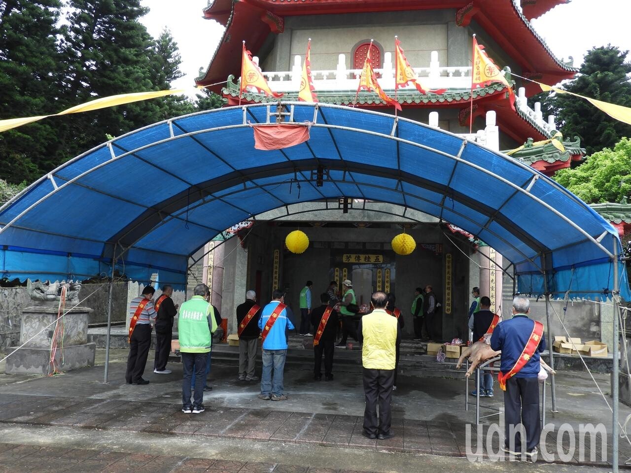 桃園市新屋區「葉五美公清明祭祖」每年清明節都有海內外萬人子孫齊聚,今年受疫情影響,改以五大房經理,共10人代表祭拜。圖/聯合報記者高宇震攝