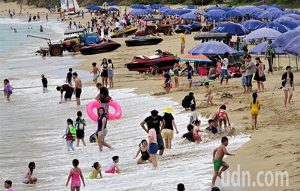 恆春半島觀光業者收到「墾丁附近景點人潮擁擠，請暫勿前往」簡訊直呼這個舉動實在太誇張，會造成人心惶惶，業者說，就只有墾丁大街夜市人潮多，不該放大到各景點。記者潘欣中／攝影 