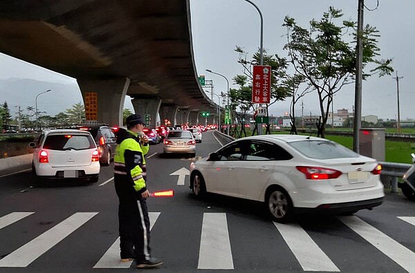 清明連假第3天，國五湧現大量北返車潮，恐要到入夜才能慢慢消化。圖／警方提供