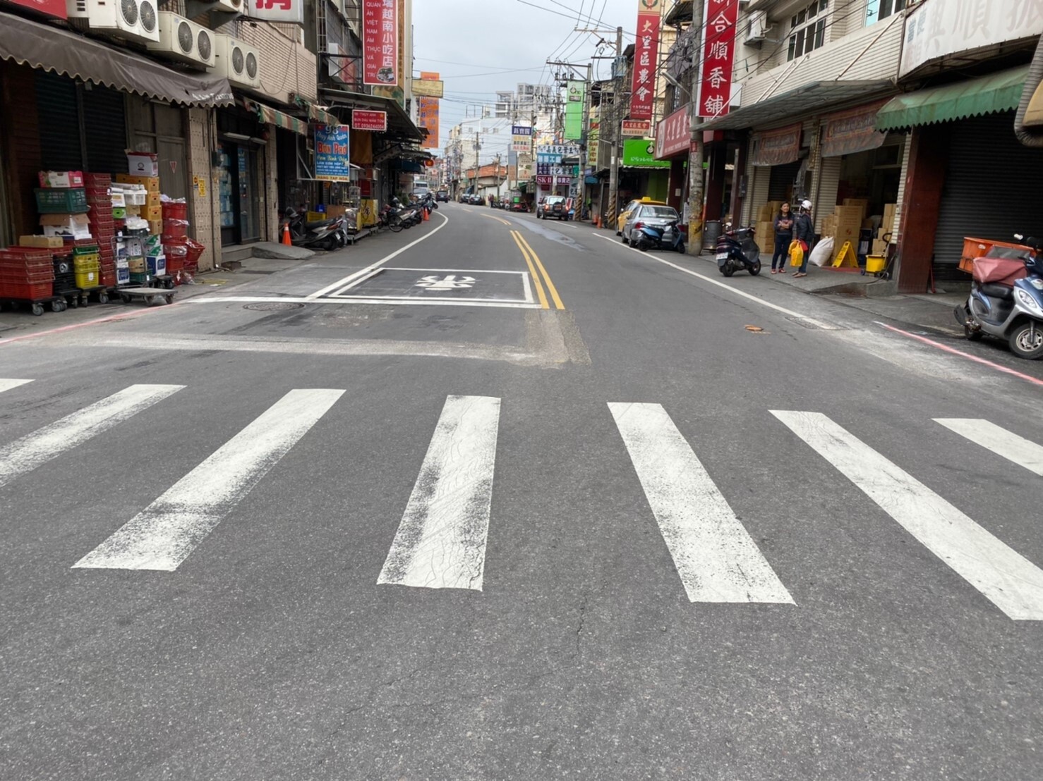 台中大里區新仁路一段與永豐路口交通狀況複雜，為維護民眾行車安全，台中市交通局決定將路口停止線往後退縮，預留轉彎空間。圖／台中市交通提供