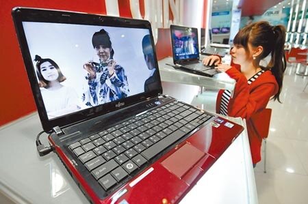 疫情蔓延,遠距工作或教學增加,也提升伺服器、筆電、平板等產品銷售,牽動DRAM價格後市。圖/本報資料照片