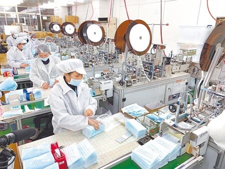 經濟部昨天宣布,清明連假後開工,6日起這周,口罩日產能將上衝1500萬片。(資料照片)