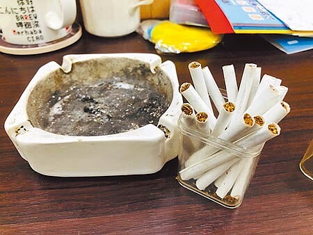 基隆市衛生局開鍘,若業者提供熄菸器具將重罰5萬元。(吳康瑋攝)