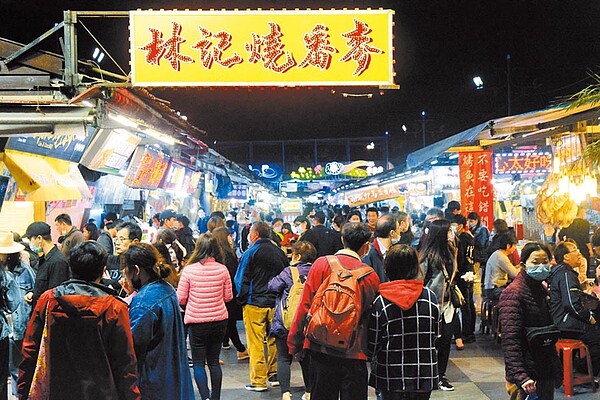 圖為花蓮東大門夜市人潮擠爆。(王志偉攝)
