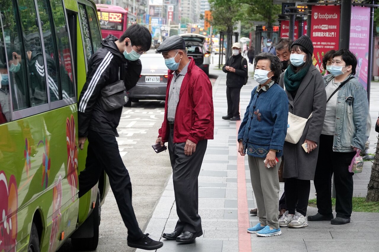 民眾搭乘大眾運輸工具都要戴口罩,新制上路第一天,多數搭公車民眾都相當配合。記者曾吉松/攝影
