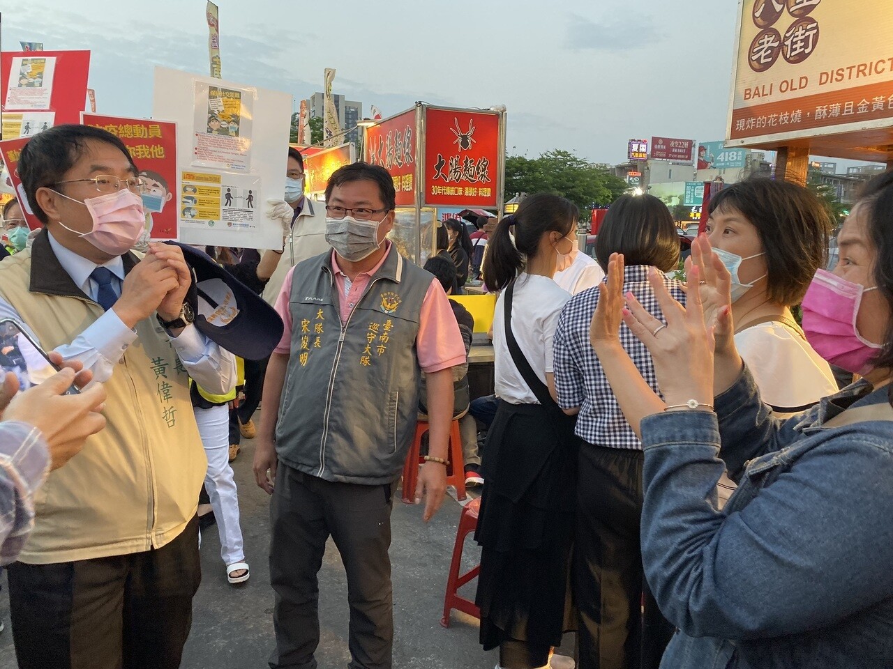 黃偉哲4日傍晚到花園夜市視察，並請大家配合防疫措施。記者鄭維真／攝影