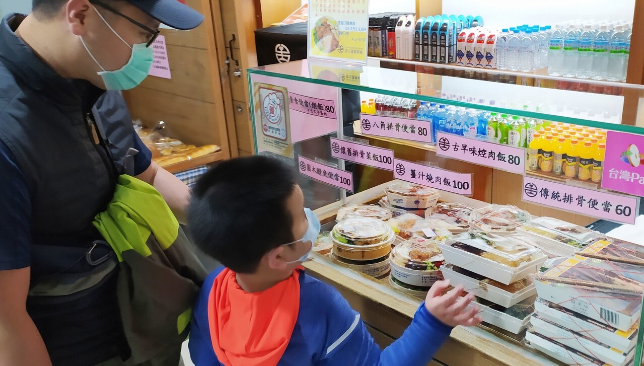 台鐵暫停在列車上販售便當、飲料,但車站內仍會販售。記者林俊良/攝影