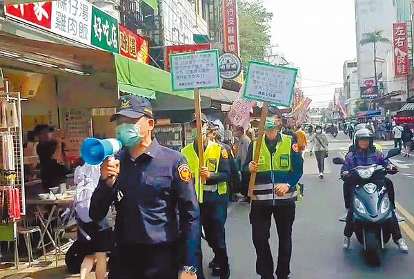 清明節連假遊客大增,嘉義市警察在文化路持大聲公沿街宣導防疫。(嘉義市政府提供/廖素慧嘉義傳真)