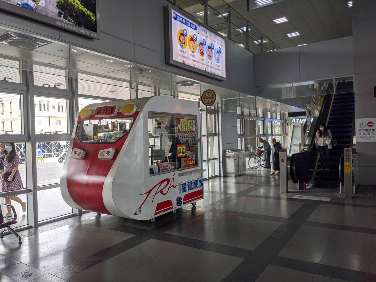 屏東火車站內仍有販售相關食品，乘客可至車站內購買，但不得在車上食用。記者陳弘逸／攝影