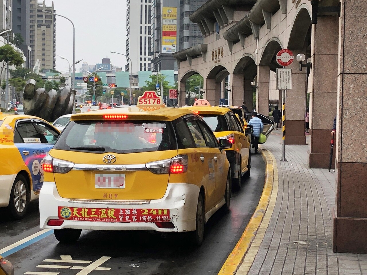 中央流行疫情指揮中心今天宣布搭乘計程車須配戴口罩，否則司機可以拒載，不過計程車司機卻說，現在生意這麼差，沒有戴口罩的乘客還是會載，等下車後再趕快消毒。記者王敏旭／攝影