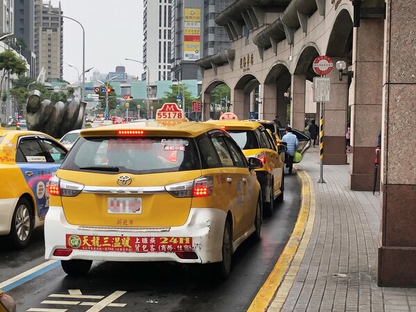 指揮中心宣布搭乘計程車一律要配戴口罩。記者王敏旭／攝影 