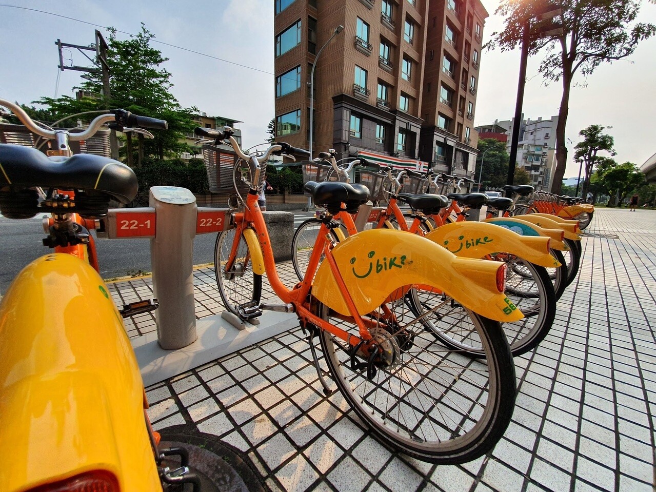 桃園推動UBike微笑單車4年,迄今建置355個站點。桃園市交通局表示,109年設站原則為重要節點、重大工程周邊,將會優先設站。記者陳夢茹/攝影