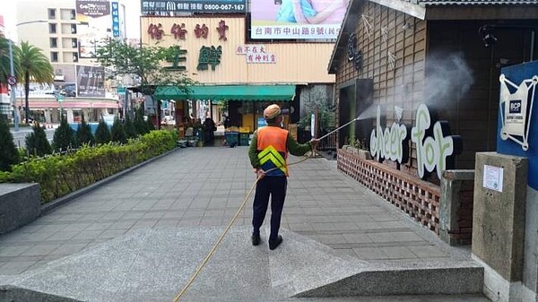 清明假期進入尾聲,南市府針對重點地方全面進行消毒。圖/台南市政府提供