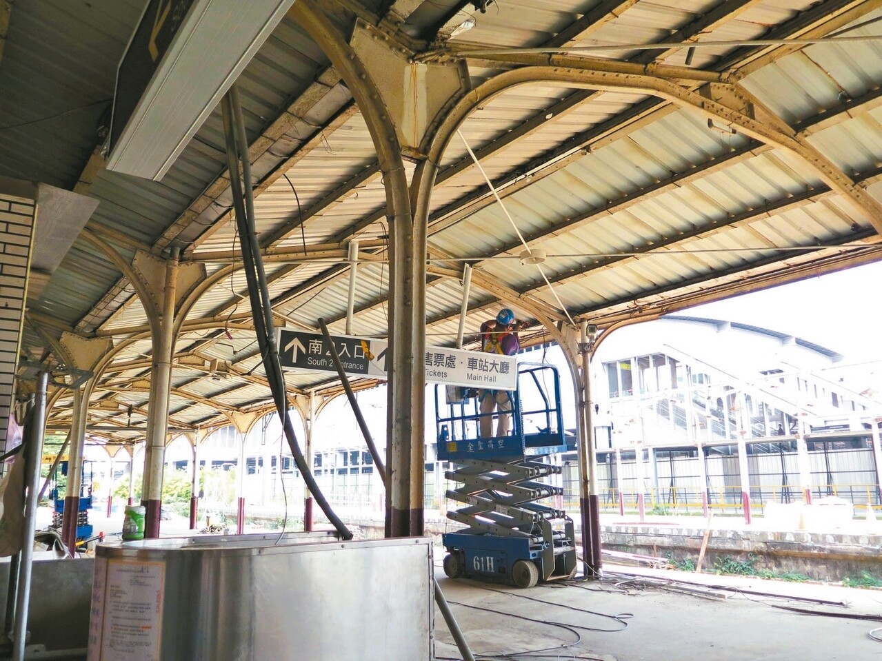桃園火車站舊站月台雨棚棚架是取材自報廢軌道興建而成,因興建捷運綠線,近期正著手拆除。 記者張裕珍/攝影