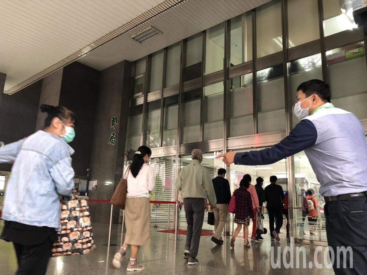 高雄市政府今起實施洽公實名制,民眾進入市府須填寫姓名、電話等資訊,市府員工進入市府也要戴識別證,在入口處有工作人員協助提醒。記者王慧瑛/攝影