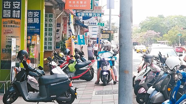 高雄常見騎樓、人行道被商家或機車違規占用,還有機車族直接騎上人行道。 記者蔡孟妤/攝影