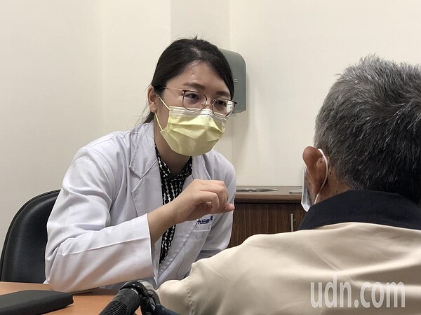 光田綜合醫院中醫部主任陳暐棣表示,最近天氣忽冷忽熱,大氣濕度增加,容易使人疲倦嗜睡。記者游振昇/攝影