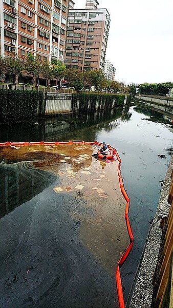 新北五股區中興路二段的高速公路橋下，3月底發生中油輸油管線爆裂並造成火燒車，而洩漏出的柴油流到鴨母港溝，讓附近「臭上加臭」。圖／新北市議員李坤城提供