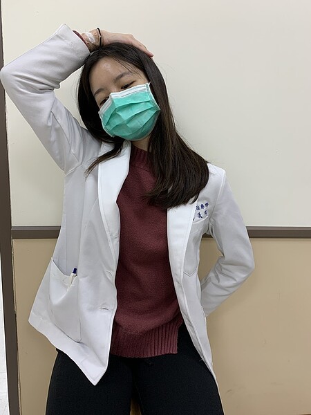頸部拉筋運動。圖/葉芳瑜提供
