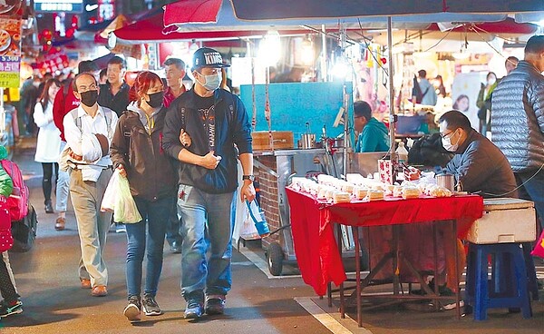 清明連假各地夜市湧入大批人潮,恐讓夜市成為防疫破「口」。專家建議夜市需要適度管理,包括人流管控、撤掉座椅、即買帶走、管控社交距離。圖/中時報系資料照