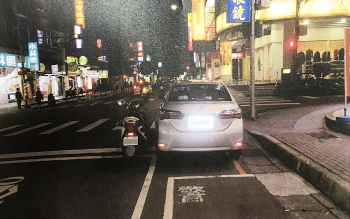 車牌加裝反光牌框貼紙可罰3千元。圖／新北市政府交通事件裁決處提供