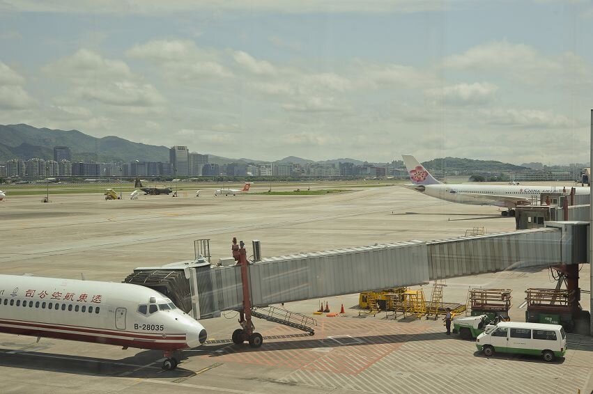 松山機場觀景台,跑道區,望內湖方向。(好房News記者陳韋帆/攝影)