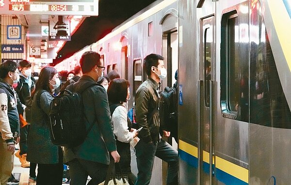 為防範新冠肺炎疫情,乘坐大眾交通工具一律得配戴口罩,圖為搭乘台鐵區間車的通勤旅客。 記者曾原信/攝影