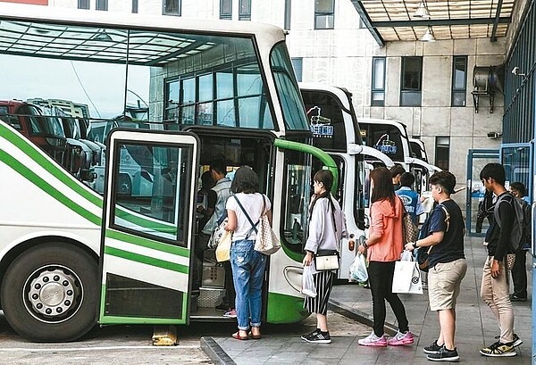 桃園市議員黃婉如指出,清明連假搭公車看見有人沒戴口罩,司機卻說現在是宣導期,4月9日才強制配戴,她質疑為何不跟中央統一。對此衛生局回應,將與市長鄭文燦討論,應會將施行日期往前。圖/聯合報系資料照