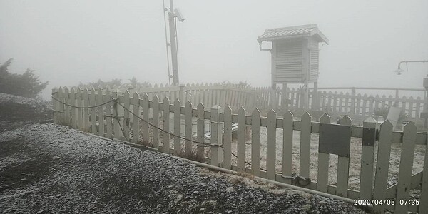 玉山下起四月雪,中央氣象局表示,若低溫和水氣配合,未來兩天玉山都還有機會局部降雪。圖/玉山氣象站提供