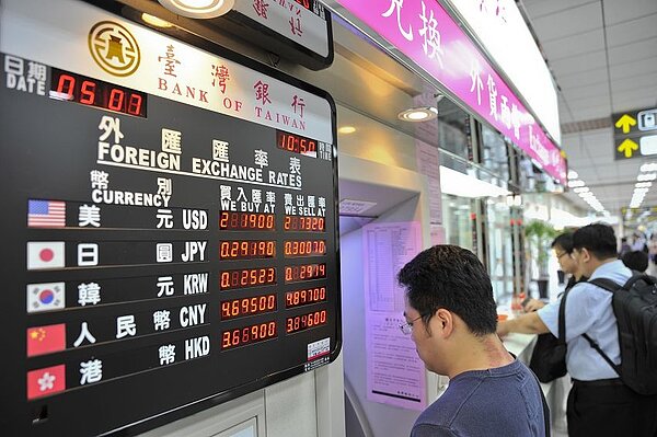 松山機場,外幣匯率,民眾換幣。(好房News記者陳韋帆／攝影)